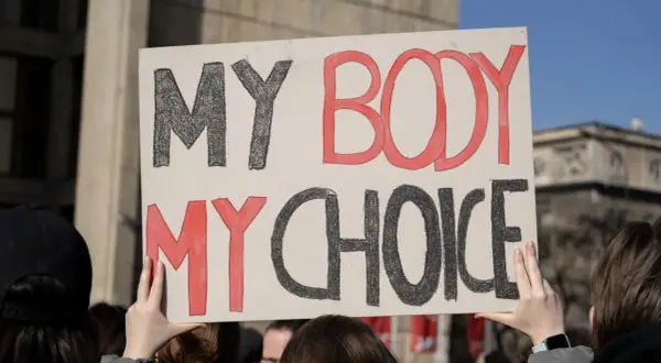 Protest przeciwko Konfederacji i prawom kobiet. Transparent "My Body, My Choice" wyraża sprzeciw wobec całkowitego zakazu aborcji i jego konsekwencji.