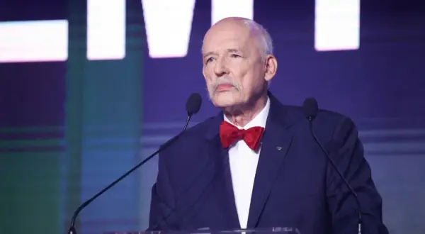 Janusz Korwin-Mikke, w muszce, przemawia. Jego kontrowersyjne wypowiedzi często prowadziły do pytań, dlaczego został odsunięty od władzy.