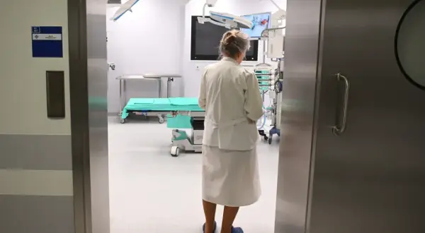 Pielęgniarka w sali operacyjnej, czekająca na nowe podwyżki dla pielęgniarek najnowsze wiadomości.