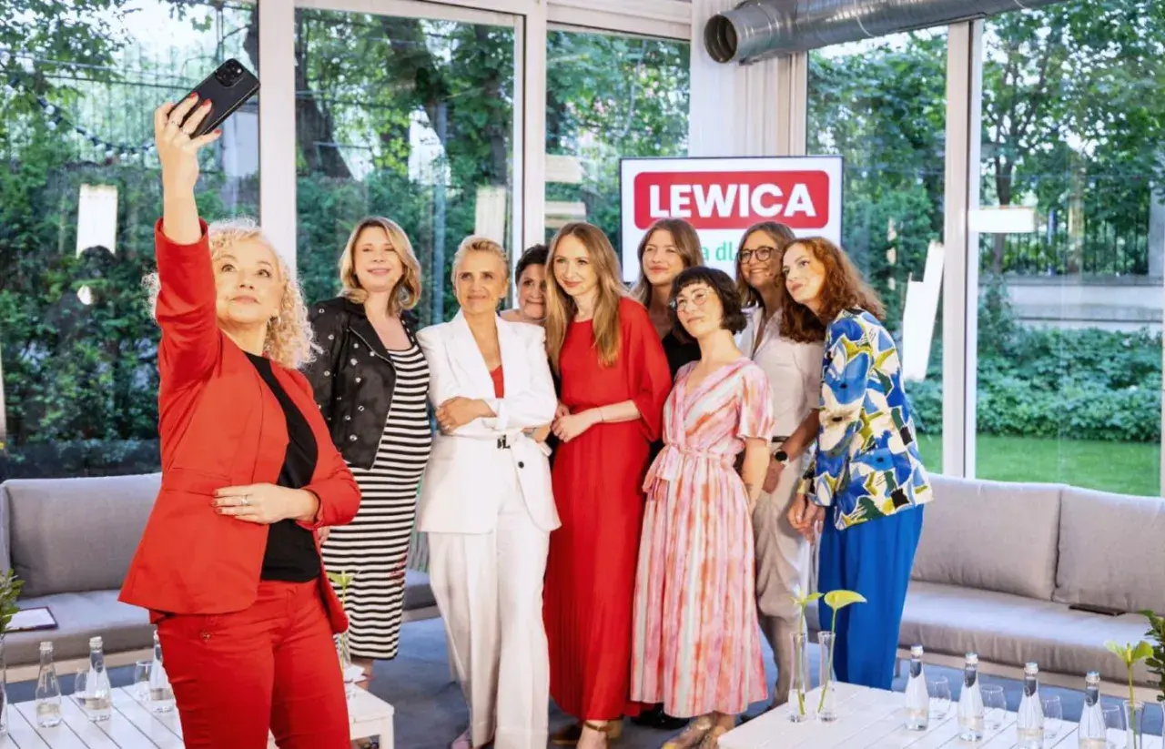 Kobiety z Lewicy, reprezentujące frakcję S&D, pozują do selfie. Ich przynależność do europarlamentu i kluczowe głosowania są kluczowe dla przyszłości.
