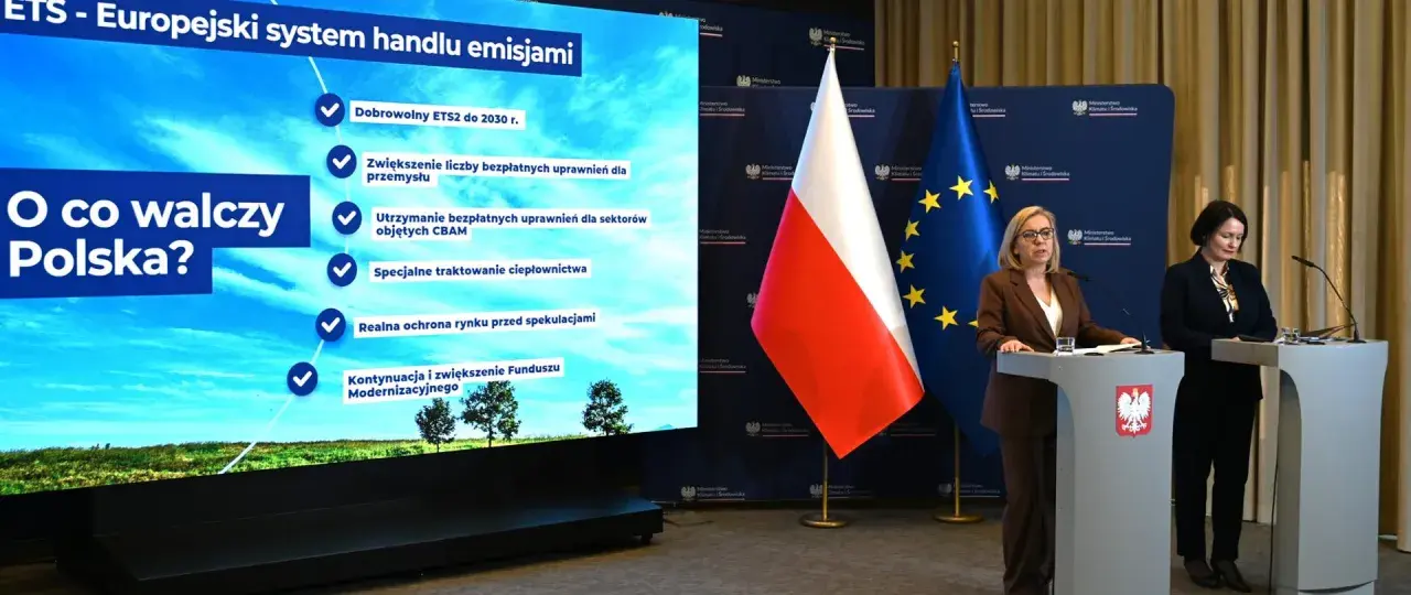 Ministerstwo Klimatu i Środowiska: Polska 2050 stawia wyzwania w handlu emisjami. Dwie kobiety przy mównicach, flagi Polski i UE.