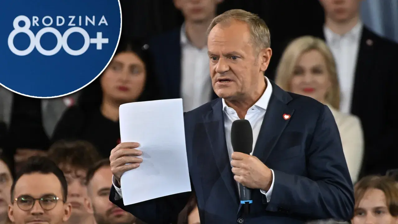 Donald Tusk przemawia, a w tle widnieje logo "Rodzina 800+". Czy Koalicja Obywatelska planuje zlikwidować 800 plus?