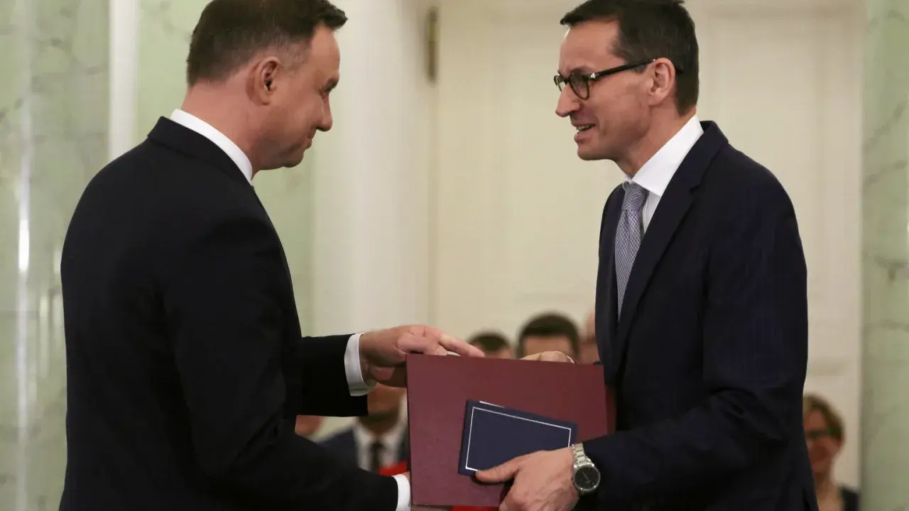 Prezydent Duda wręcza dokument premierowi Morawieckiemu. Czy to zapowiedź zmian na giełdzie?