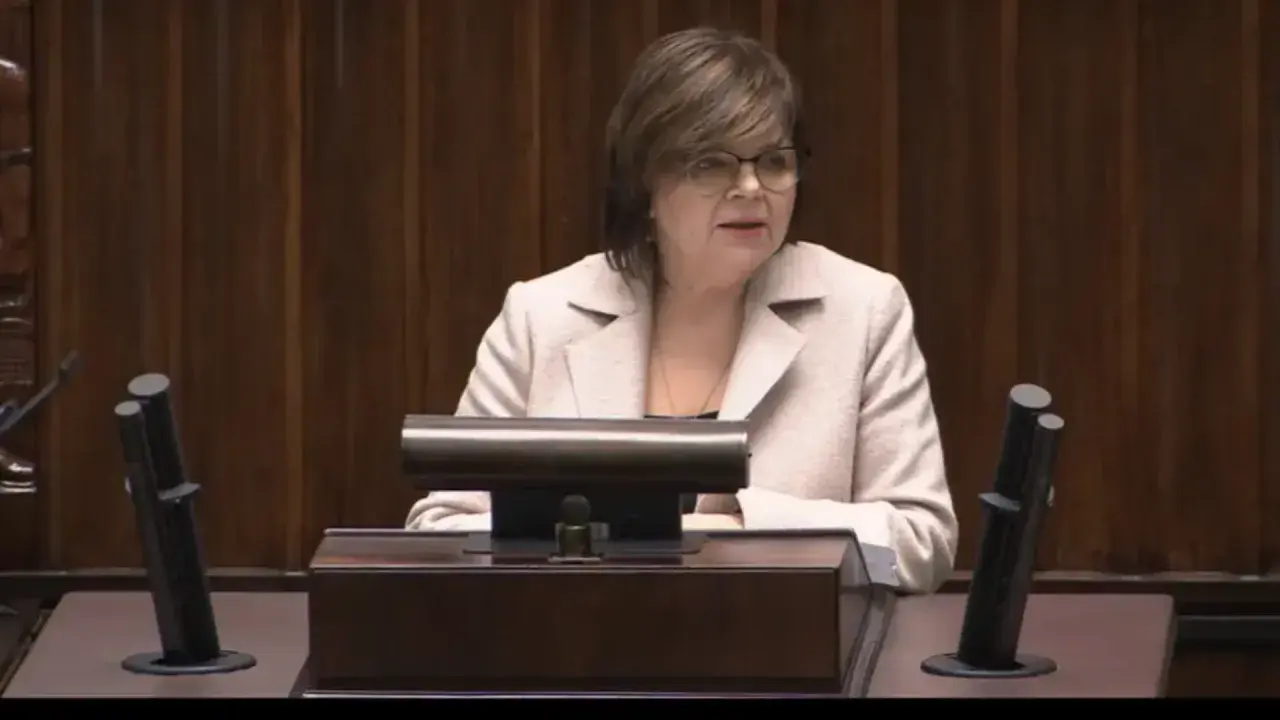 Kobieta w jasnej marynarce przemawia w sali sejmowej. Dyskusja o tym, jak rządy PiS wpłynęły na system ochrony zdrowia.