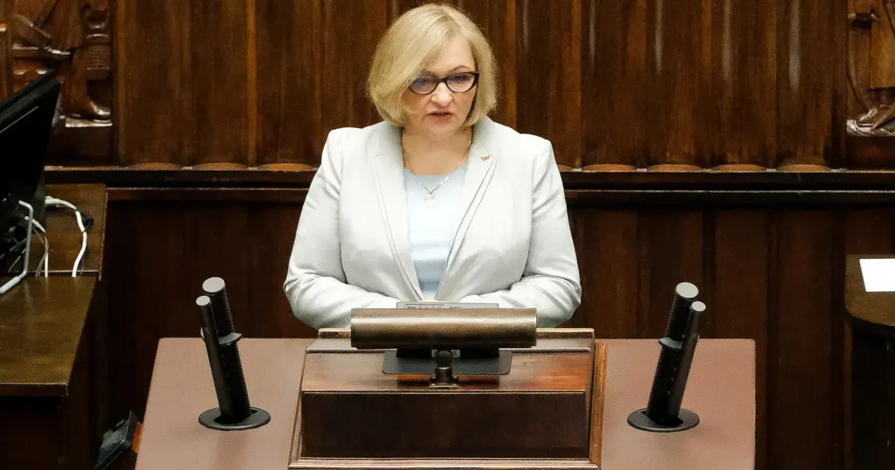 Kobieta w jasnej marynarce przemawia w sejmie, dyskutując o wpływie polityki PiS na prawa kobiet w Polsce.