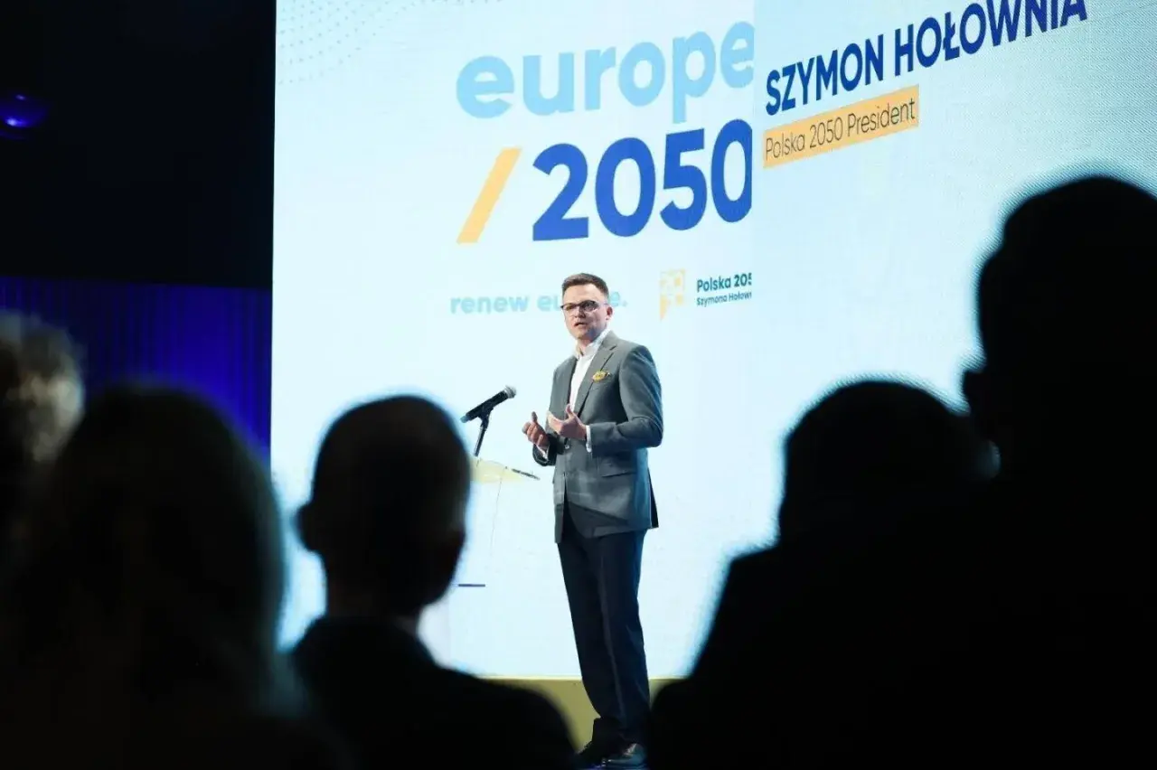 Szymon Hołownia przemawia na tle hasła "Polska 2050", omawiając stosunek do UE i przyjęcia euro.