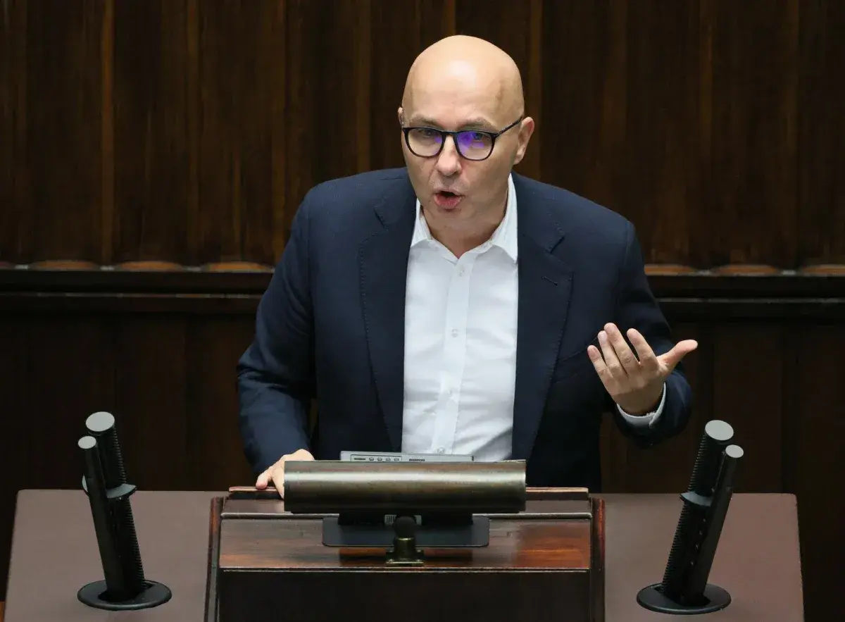 Mężczyzna w okularach przemawia, wyjaśniając, jak Koalicja Obywatelska planuje uzdrowić spółki skarbu państwa.