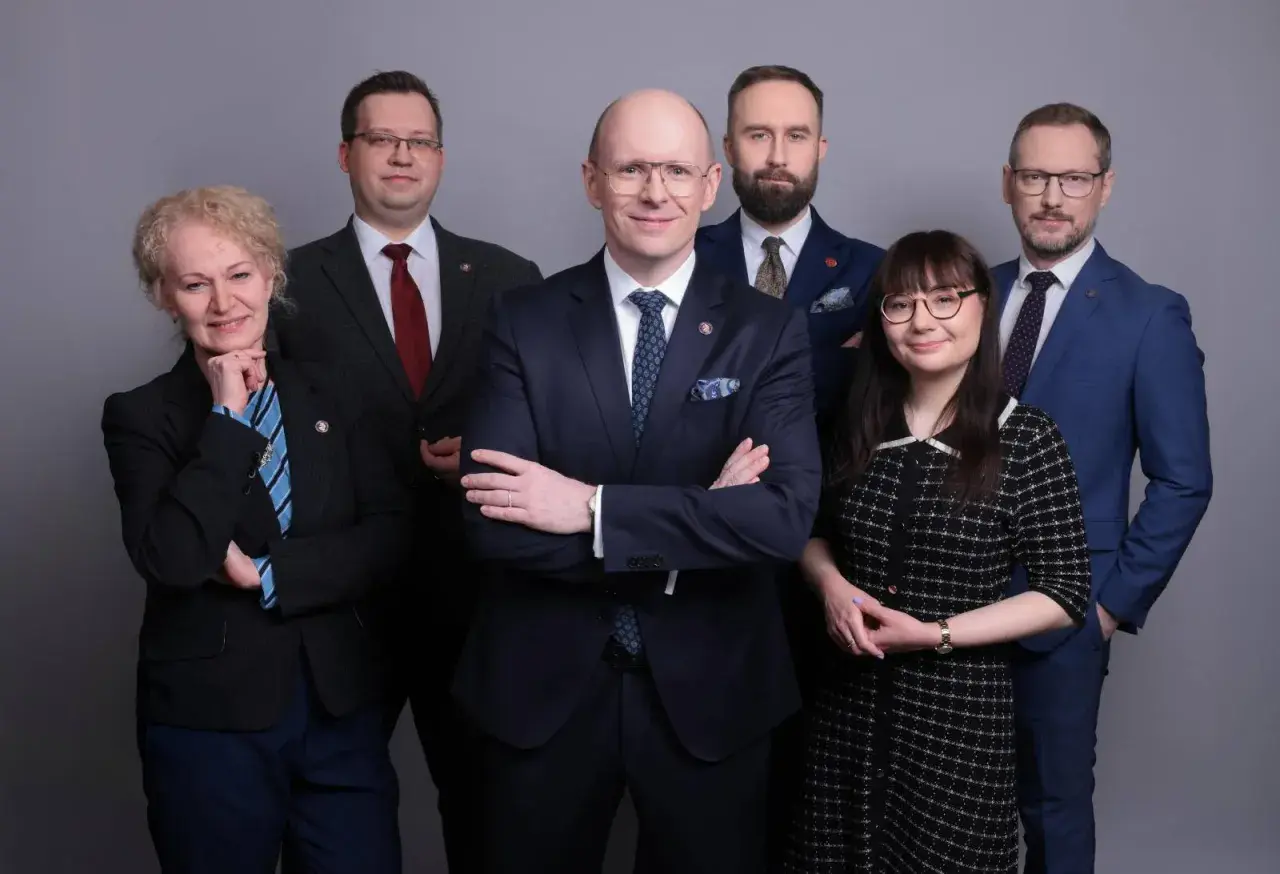Zespół Ordo Iuris w formalnych strojach, gotowy do działania.