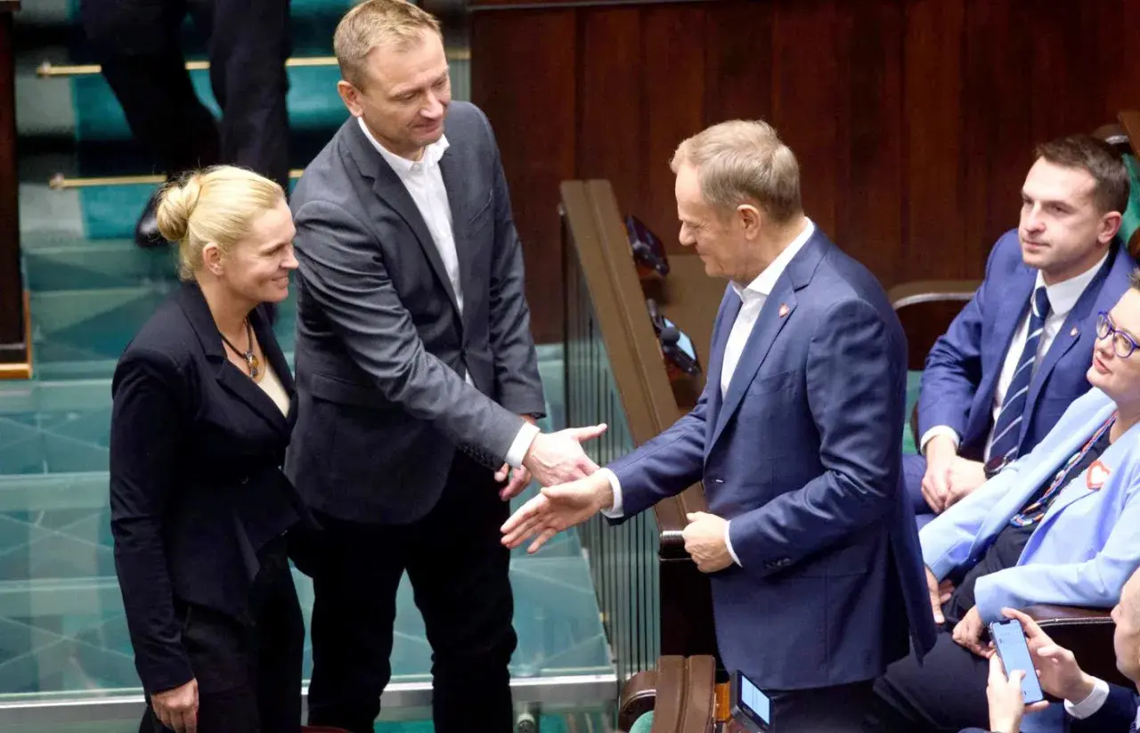 Maciej Rembarz, partner Barbary Nowackiej, wita się z Donaldem Tuskiem w Sejmie.
