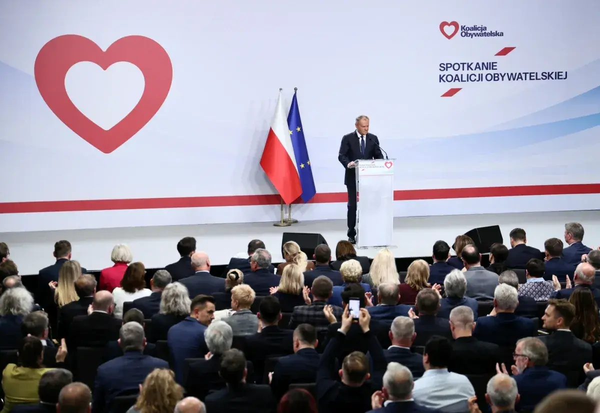 Spotkanie Koalicji Obywatelskiej. Donald Tusk przemawia do zgromadzonej publiczności, która stanowi twardy elektorat partii.