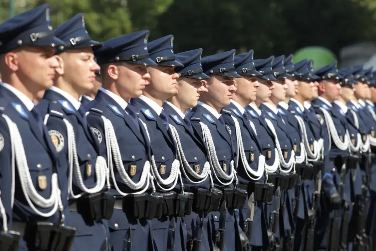 Ustawieni w szeregu policjanci w galowych mundurach. Czy to zapowiedź reformy policji i służb mundurowych w ramach koalicji obywatelskiej?