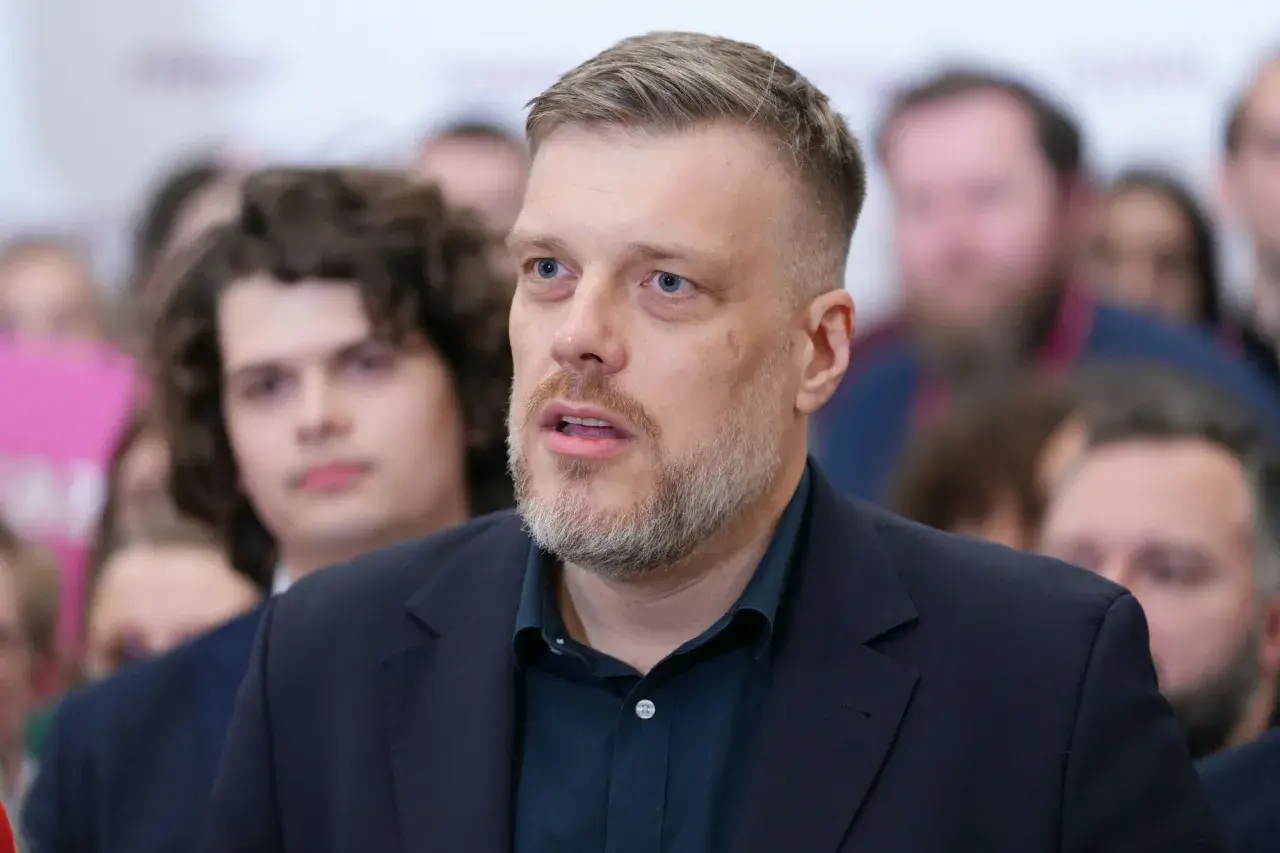 Adrian Zandberg, z charakterystyczną brodą, przemawia. Dlaczego Adrian Zandberg nie wszedł do rządu Donalda Tuska? Pytanie wciąż budzi dyskusje.