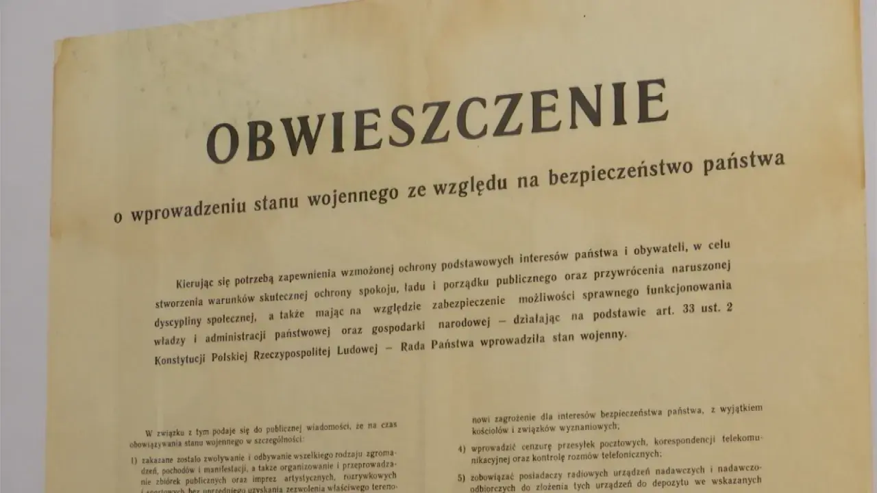 Obwieszczenie o wprowadzeniu stanu wojennego. Dokument informuje o ograniczeniach i zakazach w związku z bezpieczeństwem państwa.