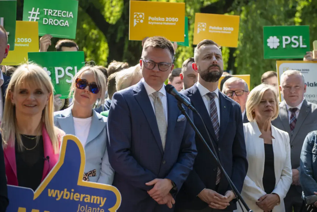 Politycy prezentują hasła #TrzeciaDroga, #PSL i Polska 2050. Dyskutują o europejskim zielonym ładzie, prezentując oficjalne stanowisko Polski 2050.