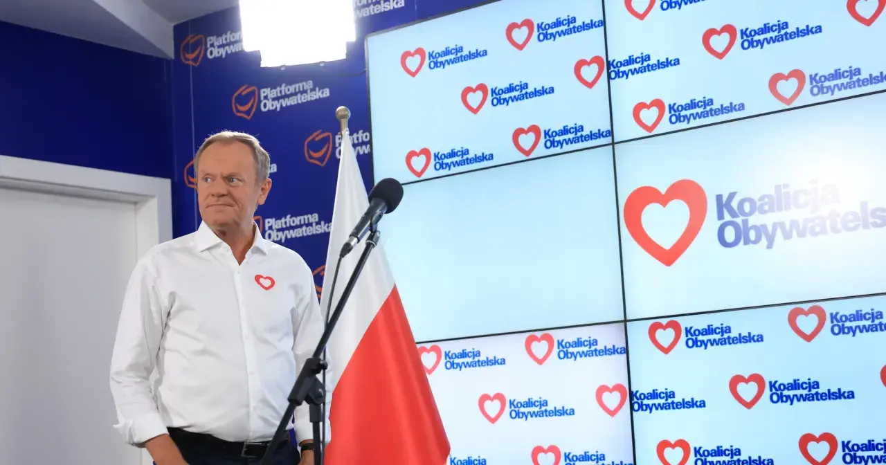 Donald Tusk prezentuje, co Koalicja Obywatelska proponuje dla nauczycieli i edukacji. Na ekranach logo partii z sercem.