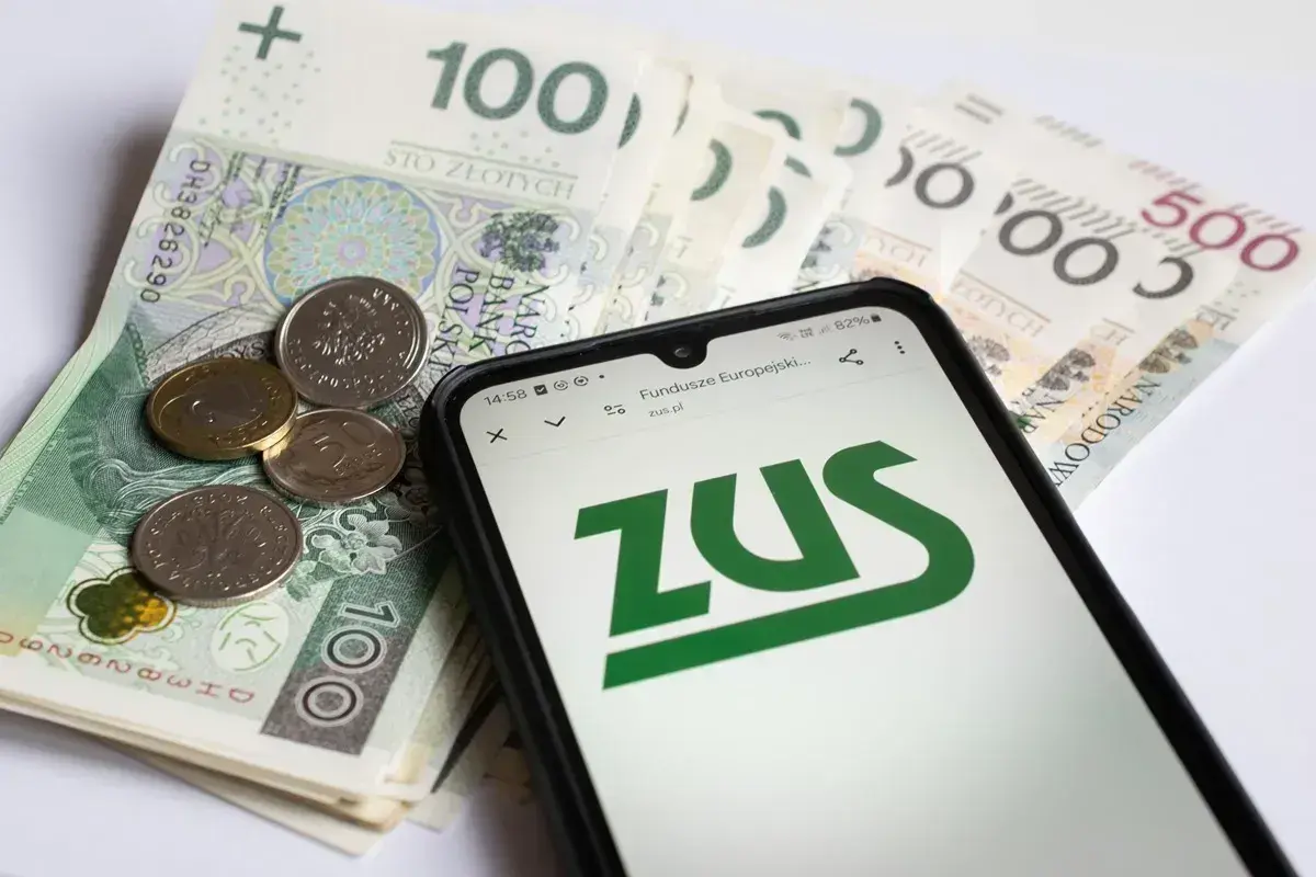Pieniądze i telefon z logo ZUS. Sprawdź, ile wynosi renta chorobowa.