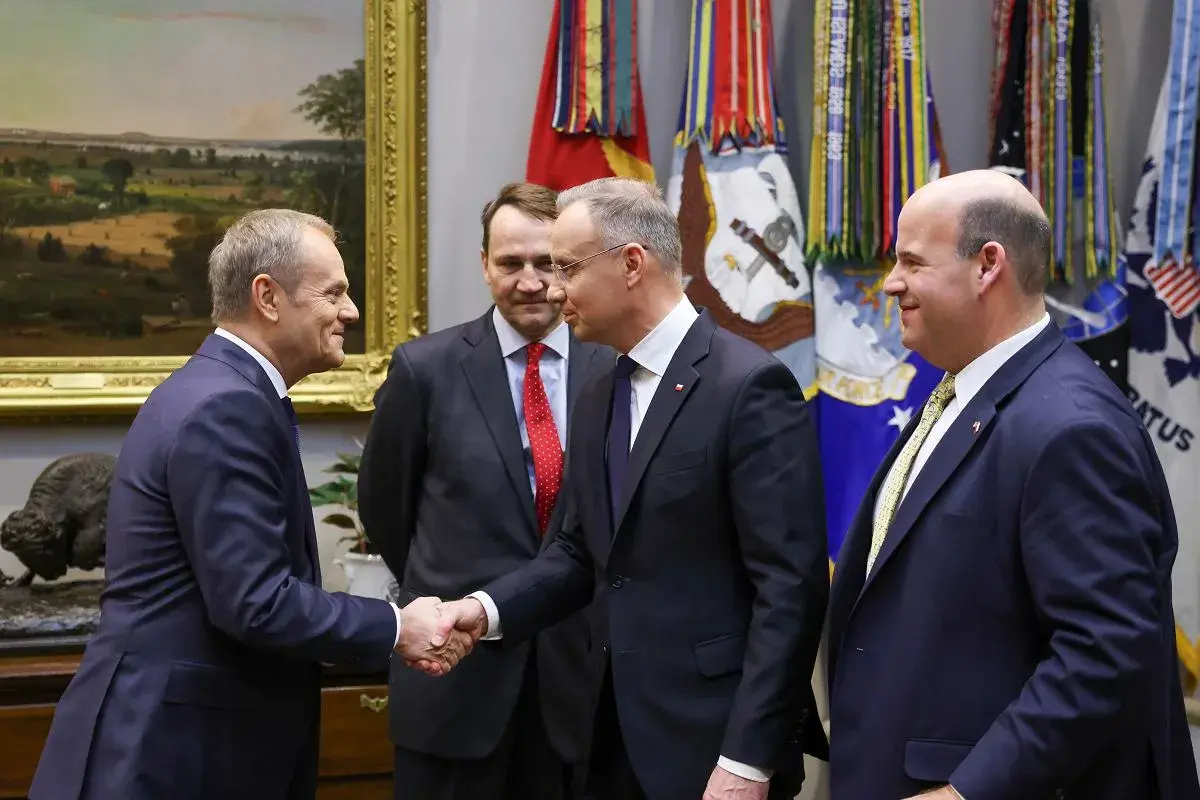 Premier Tusk i Prezydent Duda uściski dłoni, symbol dobrych relacji rządu Tuska z prezydentem Dudą i proces legislacyjny.