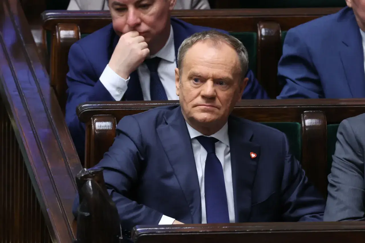 Donald Tusk w ławach sejmowych. Analiza przetasowań i dymisje w rządzie Koalicji Obywatelskiej.