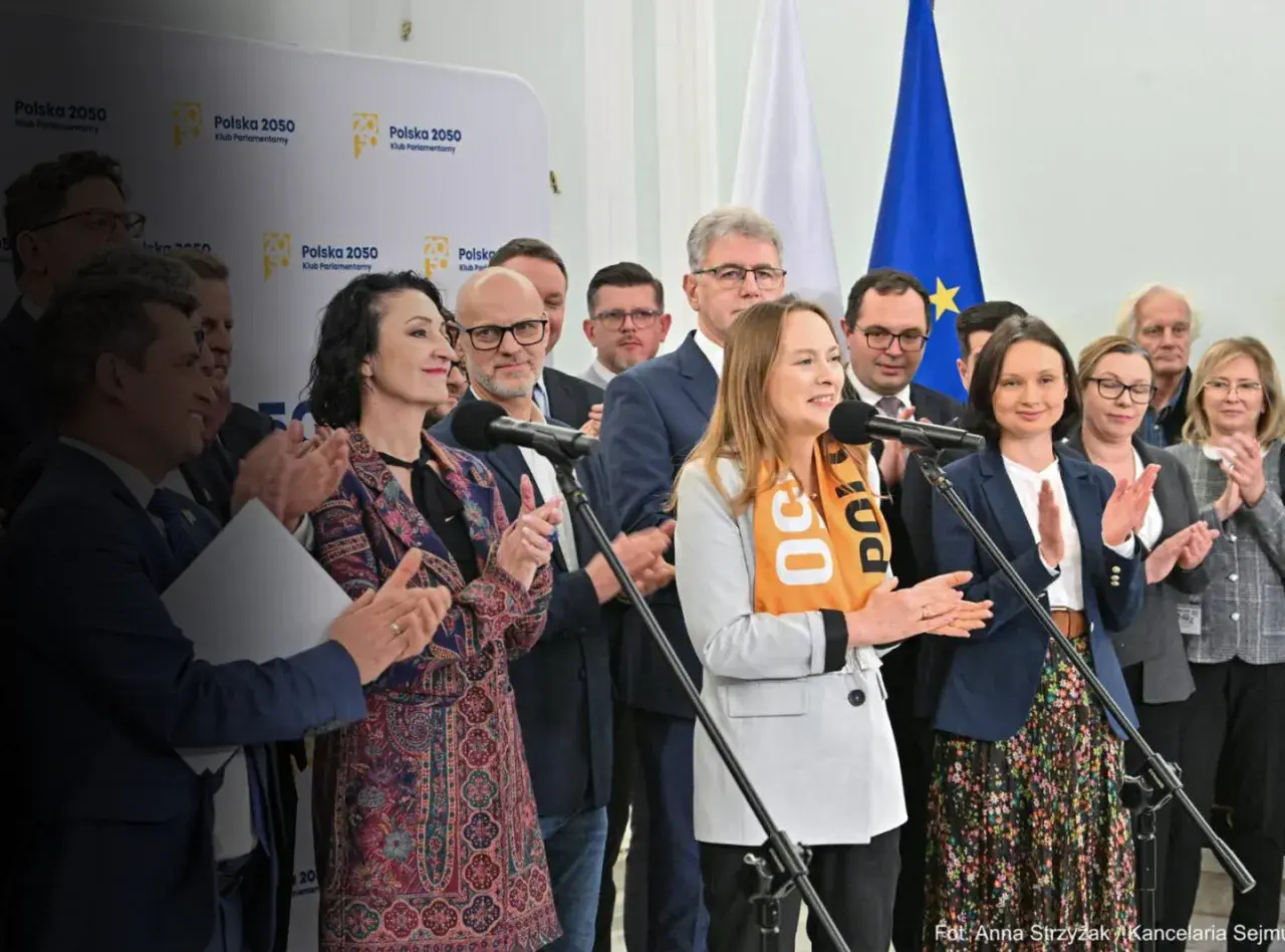 Kobieta w pomarańczowej chuście z napisem "Polska 50" przemawia. Czy Polska 2050 chce zlikwidować 800 plus?