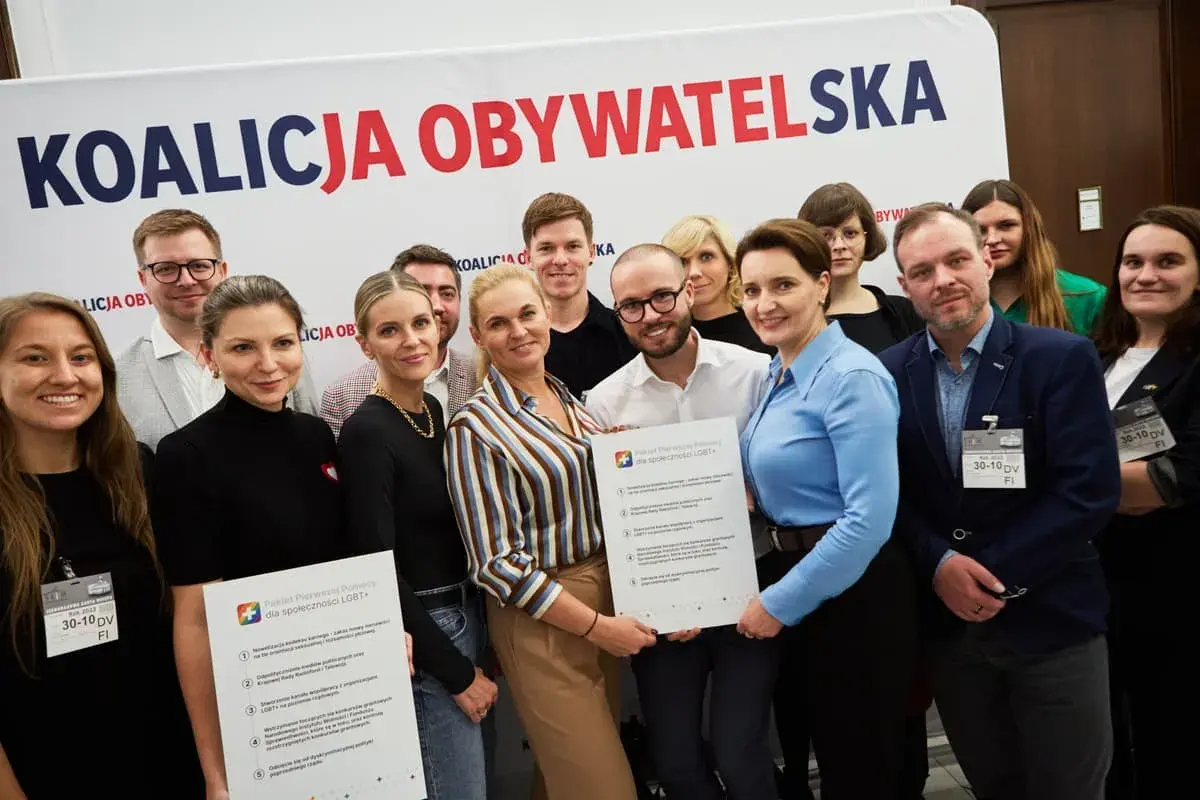 Polska 2050 i Koalicja Obywatelska wspierają prawa osób LGBT+. Grupa osób prezentuje dokument "Pakiet Pierwszej Pomocy dla społeczności LGBT+", promujący związki partnerskie.