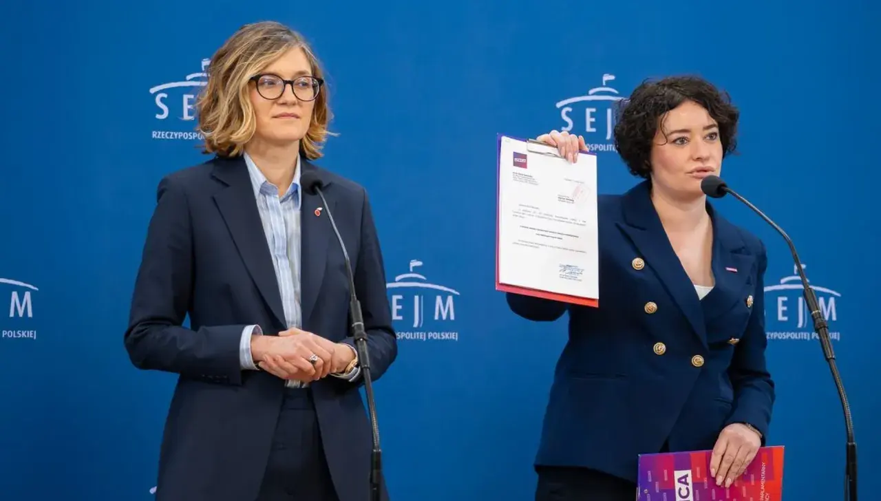 Dwie kobiety prezentują dokumenty. Dyskusja o różnicach w programie mieszkaniowym Koalicji Obywatelskiej a Lewicy.