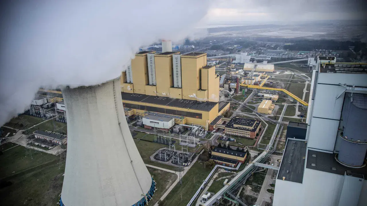 Wielka chłodnia kominowa i bloki elektrowni węglowej. Dyskusja o transformacji energetycznej, węgiel vs. elektrownie jądrowe.