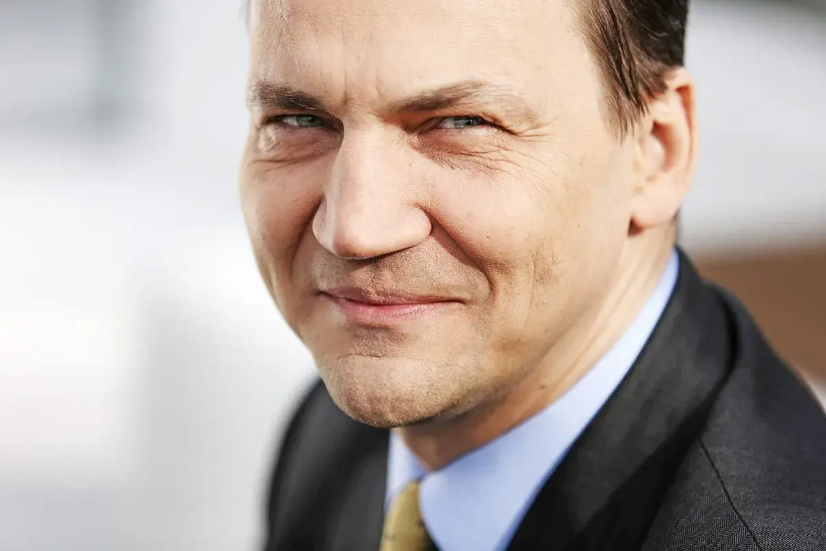 Portret mężczyzny w garniturze. Czy to pierwsza żona Radosława Sikorskiego?