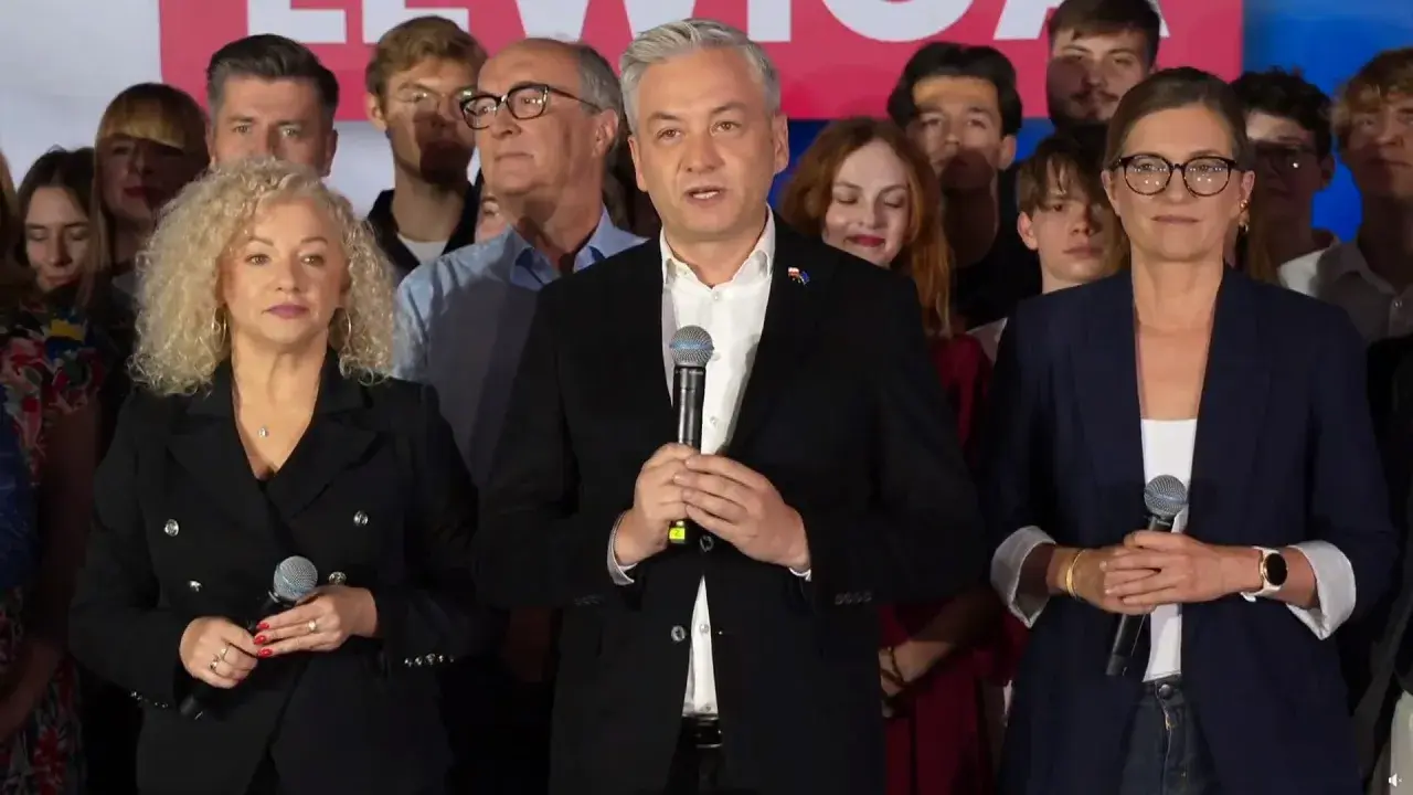 Kryzys wizerunkowy lewicy: dlaczego notowania partii wciąż spadają? Liderzy partii z mikrofonami na tle zwolenników.