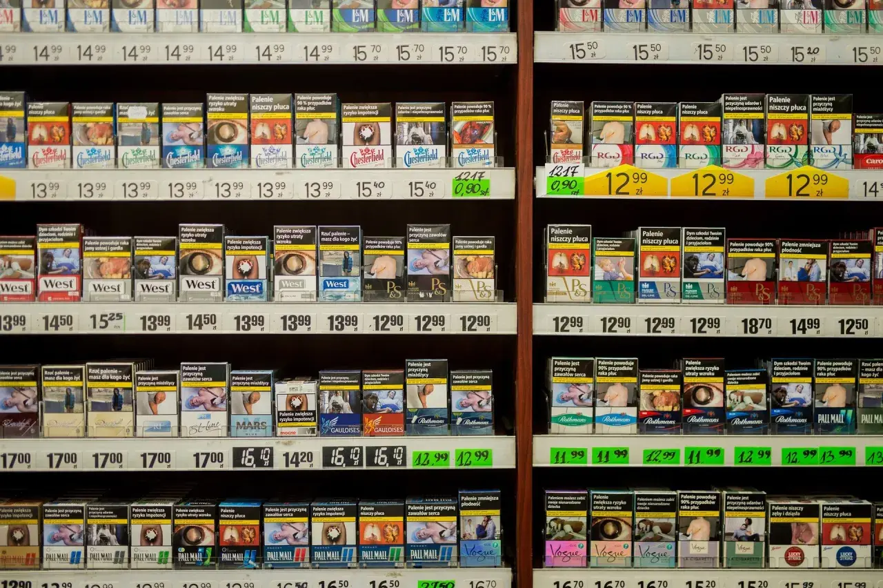 Półki sklepowe uginają się od paczek papierosów, w tym popularnych papierosów mentolowych.