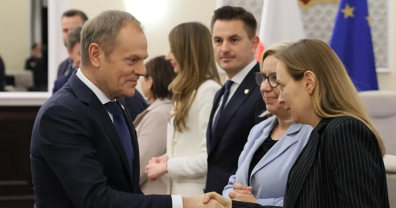 Donald Tusk ściska dłoń, Polska 2050 i Koalicja Obywatelska rywalizują o centrowy elektorat.