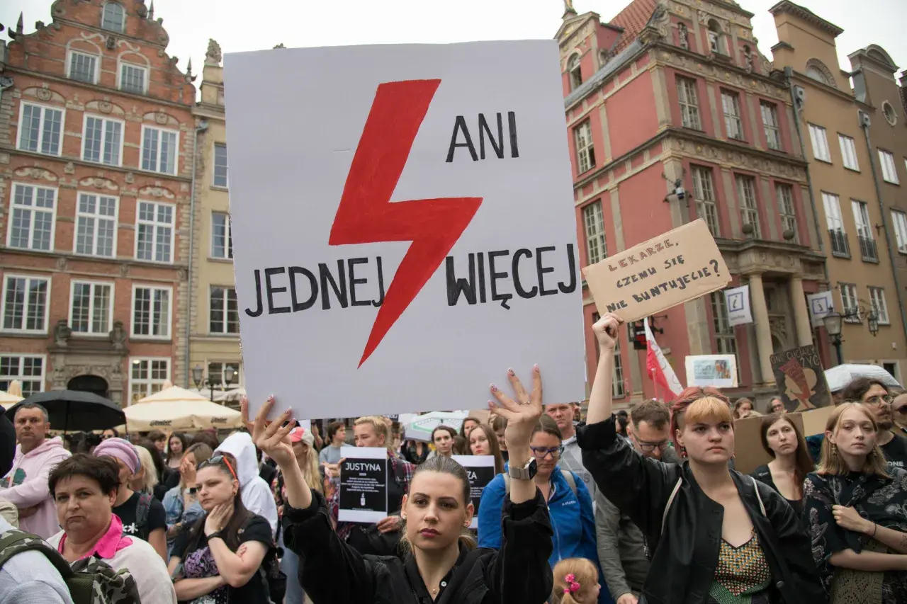 Protest kobiet w Polsce. Transparent "Ani jednej więcej" i hasło "Lekarze, czemu się nie buntujecie?" świadczą o walce o prawa do aborcji.