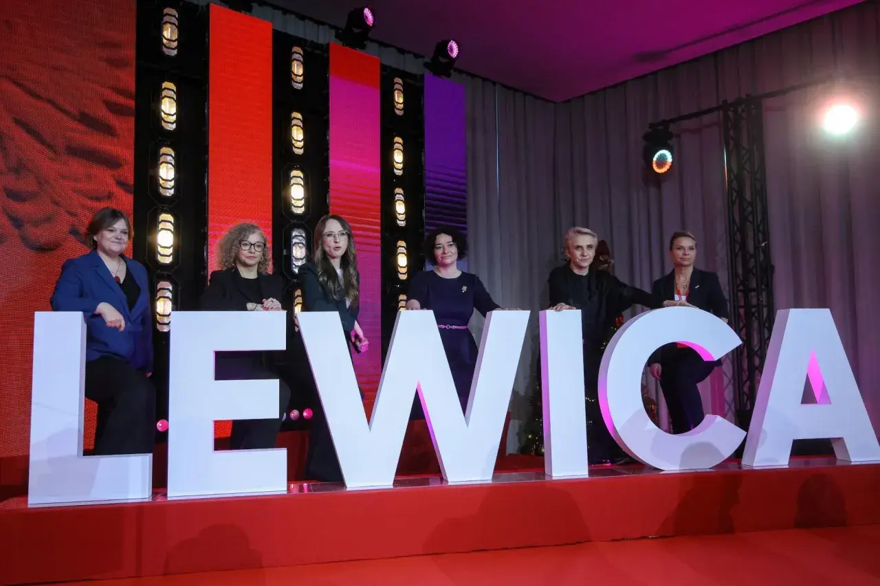 Kobiety na tle napisu "LEWICA". Dyskusja o powodach rozłamu w koalicji Nowa Lewica a Partia Razem.