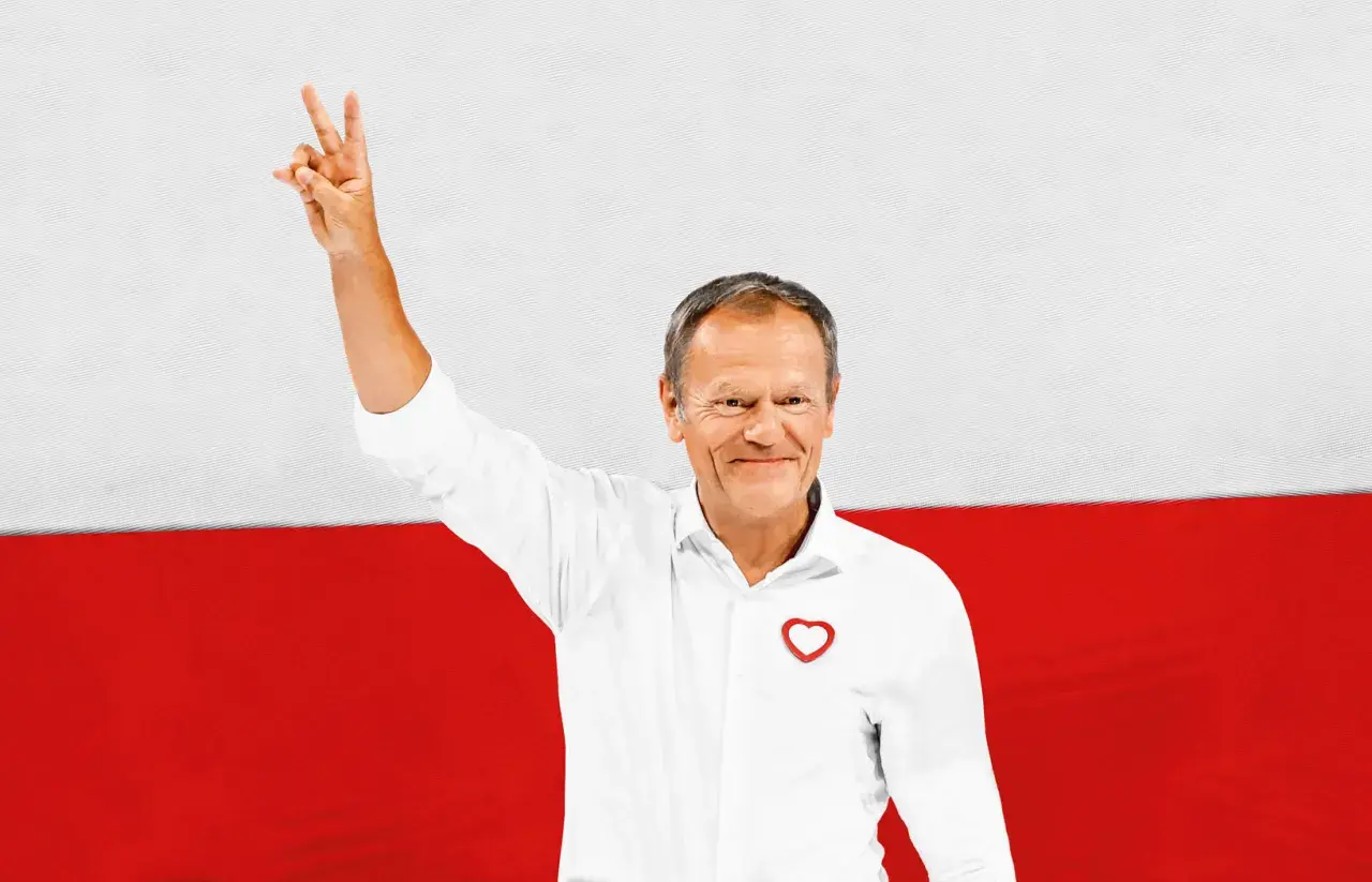 Donald Tusk z podniesioną ręką, symbolizującą zwycięstwo, na tle flagi Polski. Jego biała koszula z sercem i uśmiech podkreślają pozytywny przekaz. Polityka zagraniczna Koalicji Obywatelskiej w jego wizji.