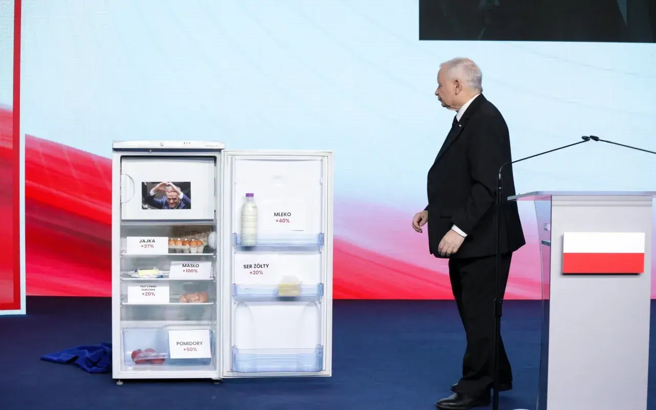 Otwarta lodówka z produktami i etykietami wzrostu cen, obok polityk. Ilustracja programu gospodarczego PiS a realia inflacji.