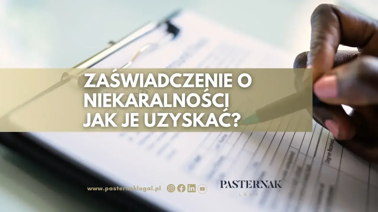 Zaświadczenie o niekaralności: jak je uzyskać? Dłoń z długopisem nad dokumentem.