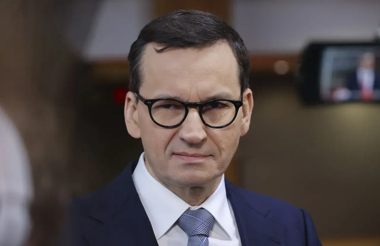 Mateusz Morawiecki w okularach, w garniturze. Dyskutuje o tym, wakacje kredytowe PIS dla kogo były korzystne.