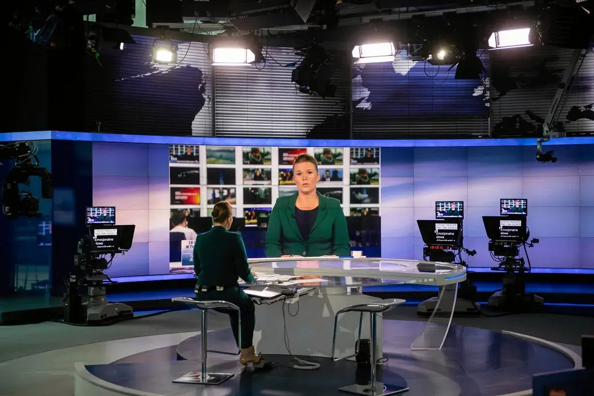 W studiu telewizyjnym dziennikarka omawia, jak ustawa Lex TVN wpłynęła na wizerunek rządu PiS.