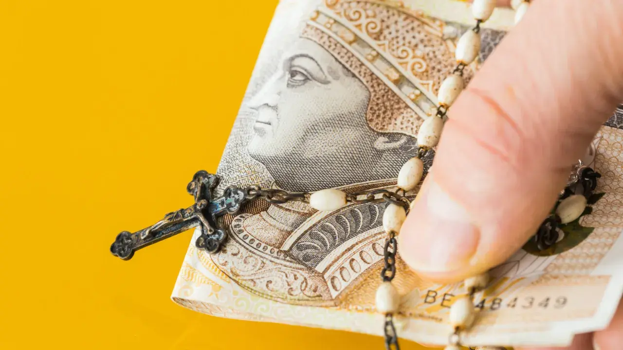 Różaniec na banknocie. Analiza sprawozdań PKW: kto realnie finansuje Konfederację?