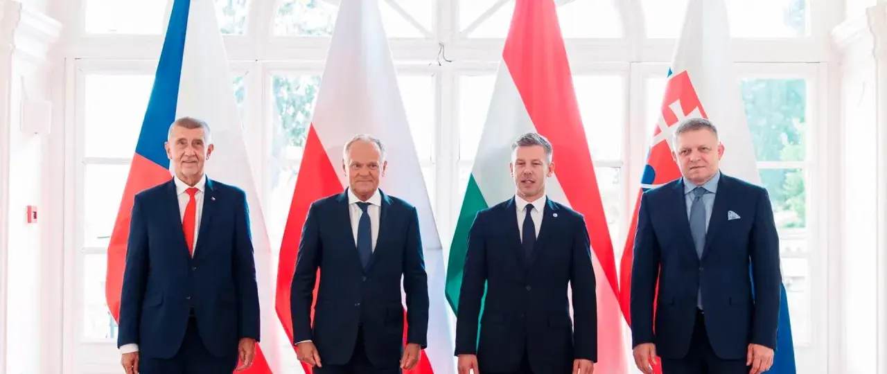 Liderzy Grupy Wyszehradzkiej: premier Czech, Polski, Węgier i Słowacji stoją przed flagami swoich krajów.