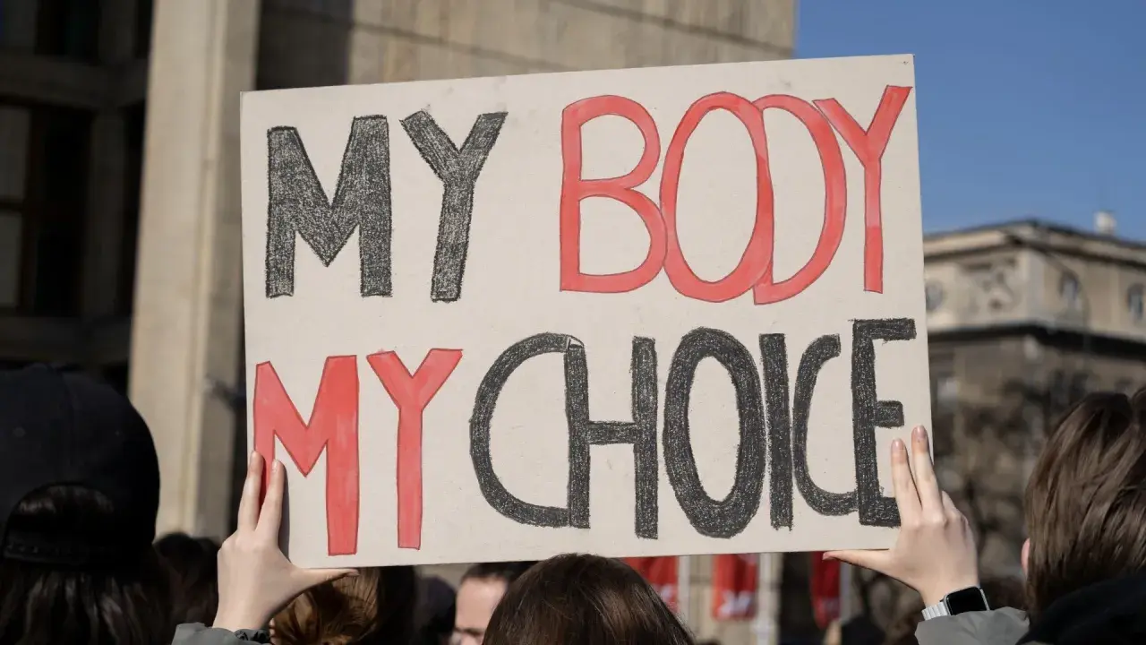 Protest przeciwko Konfederacji i prawom kobiet. Transparent "My Body, My Choice" wyraża sprzeciw wobec całkowitego zakazu aborcji i jego konsekwencji.