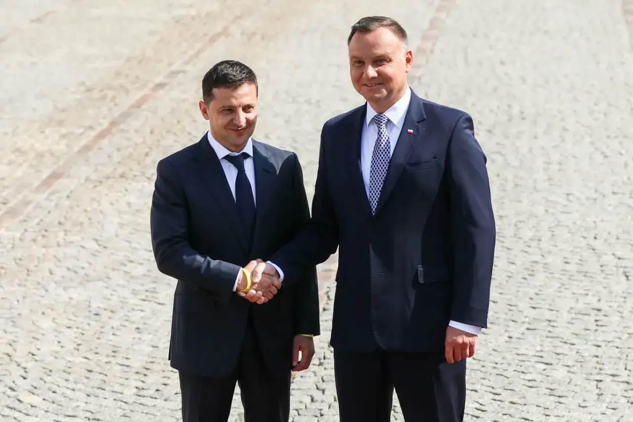 Prezydenci Polski i Ukrainy w uścisku dłoni. Wpływ koalicji obywatelskiej na relacje polski z ukrainą jest widoczny w ich współpracy.
