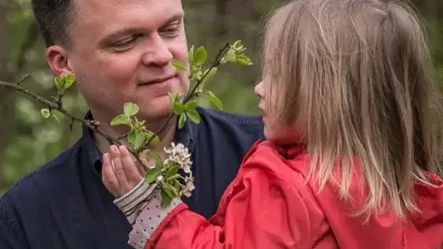 Zdjęcie Ile dzieci ma Hołownia? Poznaj imiona i wiek jego córek