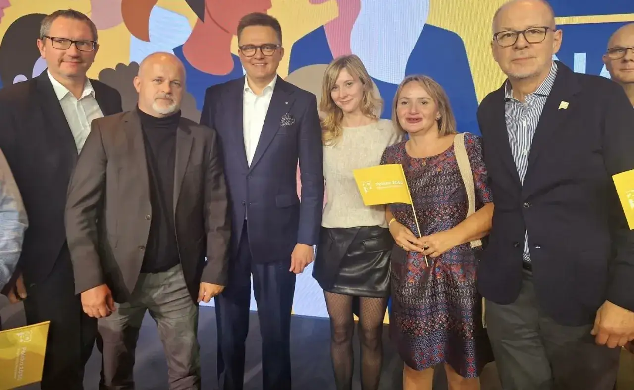 Grupa osób z flagami Polski 2050. Dowiedz się, jak dołączyć do struktur lokalnych partii Polska 2050.
