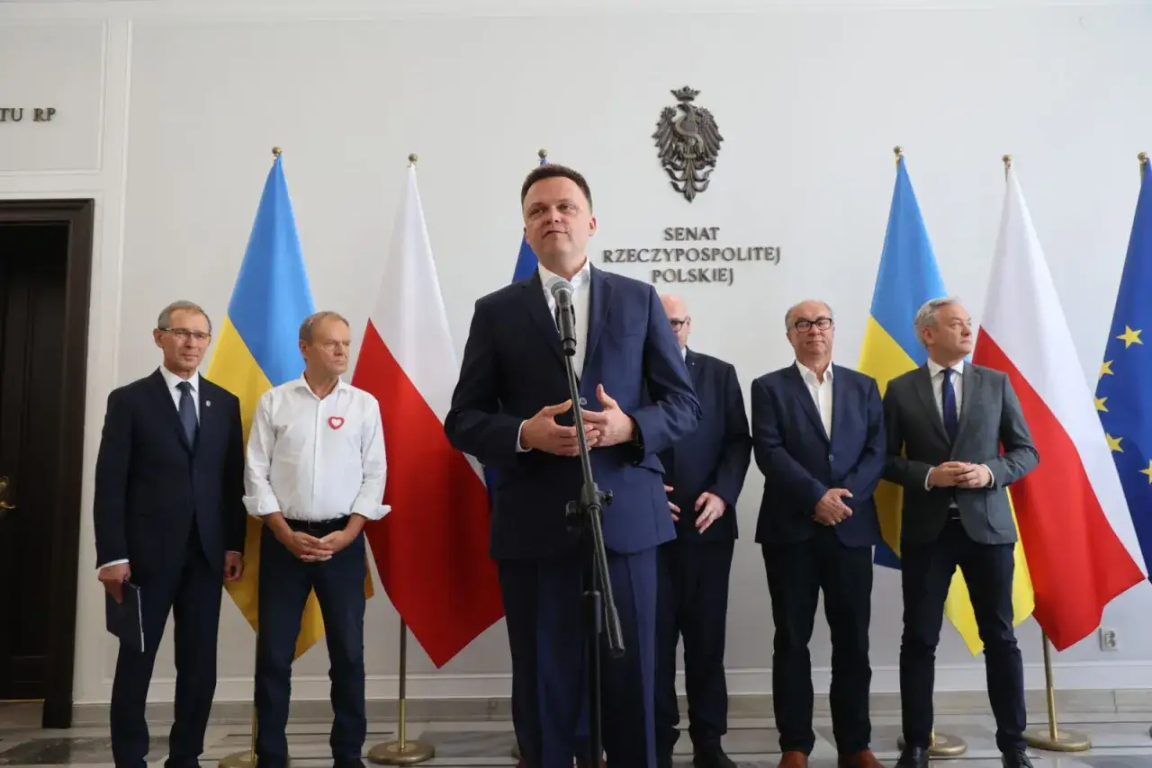 Pakt senacki: jak lewica negocjowała miejsca na listach wyborczych. Politycy stoją przed flagami Polski i Ukrainy.
