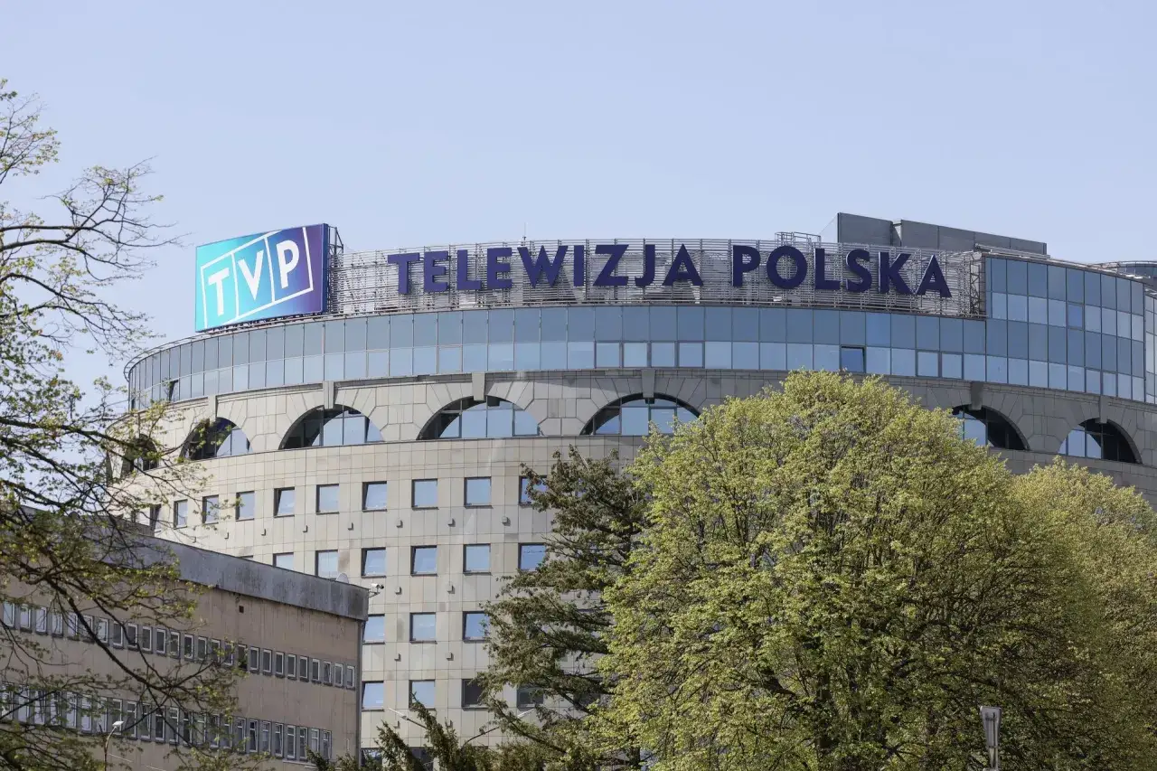 Siedziba TVP, gdzie jak pis kontrolowało media publiczne. Budynek z napisem