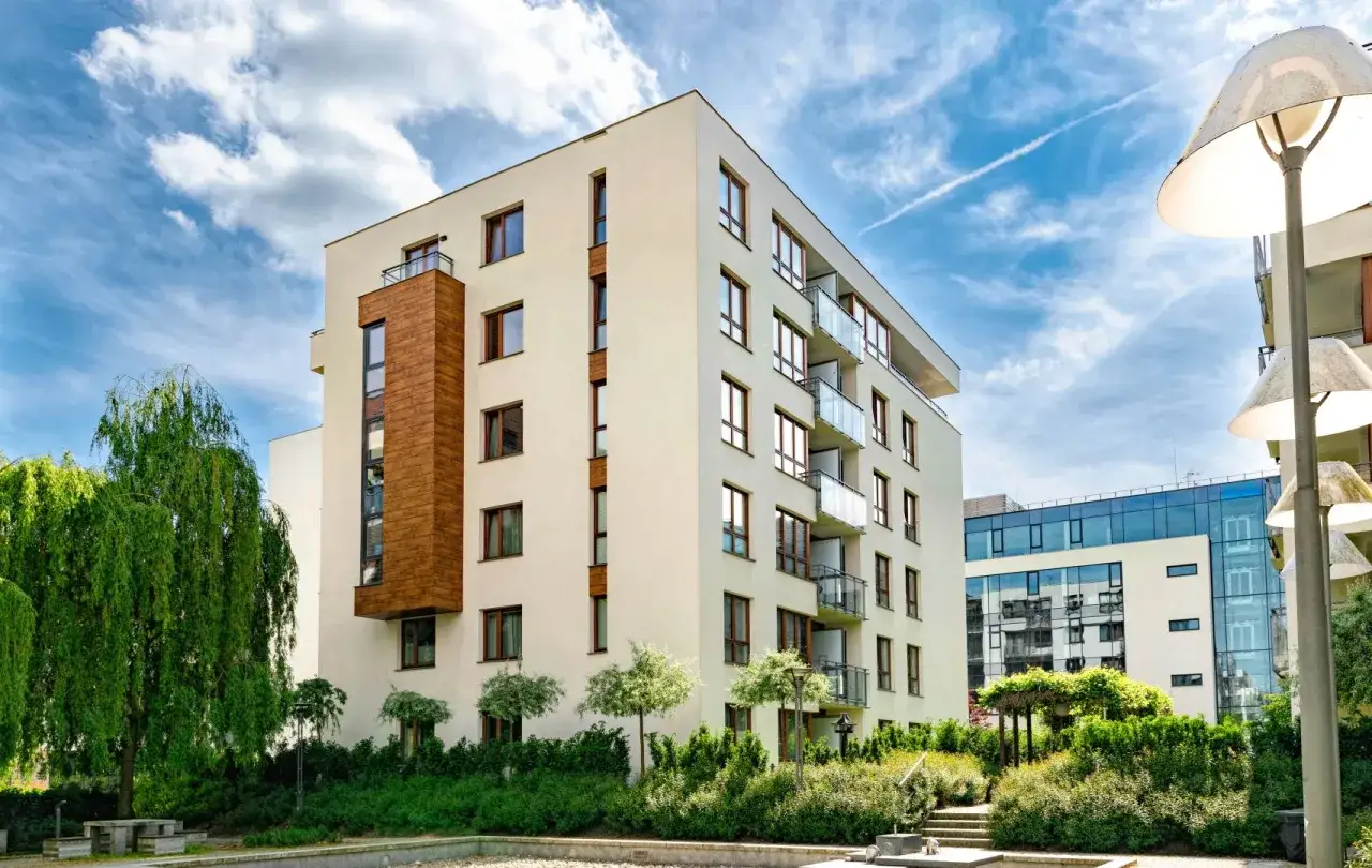 Nowoczesne bloki mieszkalne. Zastanawiamy się, jak rządy koalicji obywatelskiej wpływają na ceny mieszkań w takich inwestycjach.