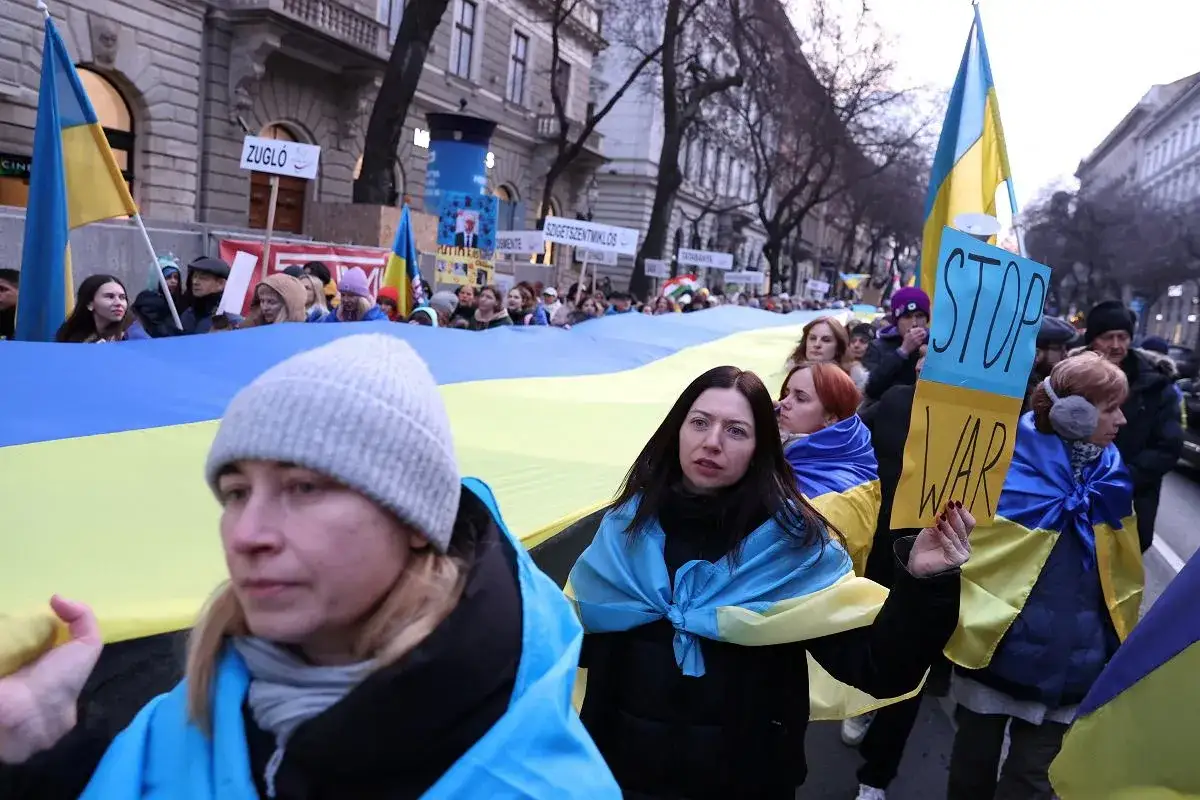 Polska 2050 wsparcie dla Ukrainy i kwestie uchodźców. Ludzie niosą wielką flagę Ukrainy i transparent 