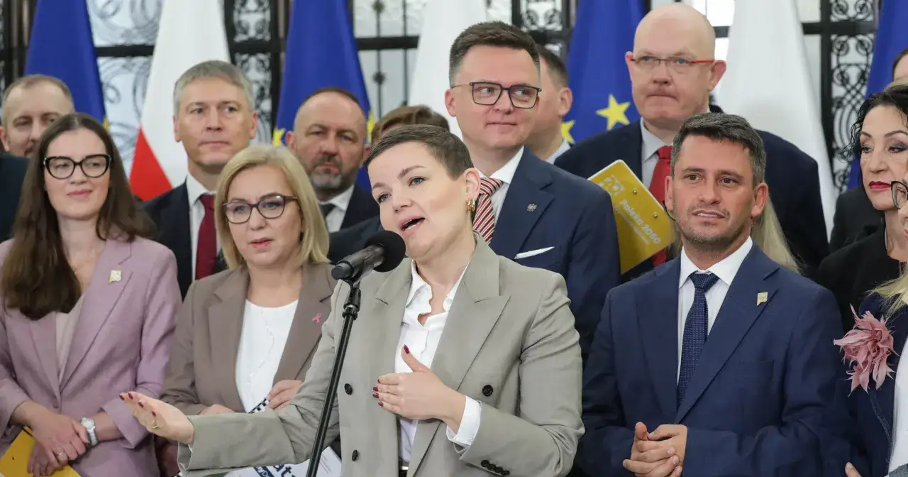 Szymon Hołownia i inni politycy Polski 2050. Dowiedz się, jak dołączyć do struktur lokalnych partii Polska 2050.