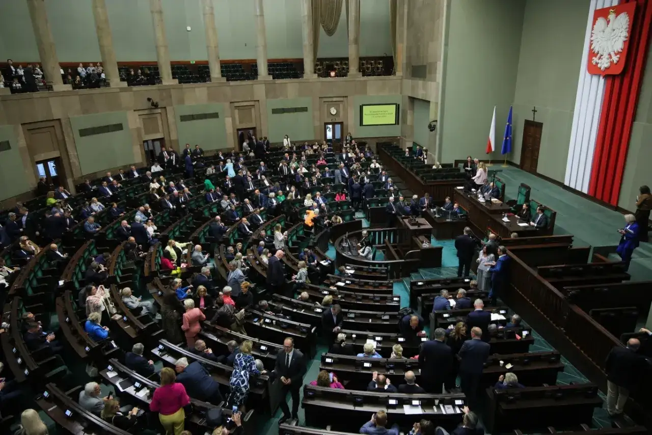 Sala sejmowa, gdzie klub parlamentarny Konfederacji, mimo głośnych podziałów w głosowaniach, zajmuje miejsca.