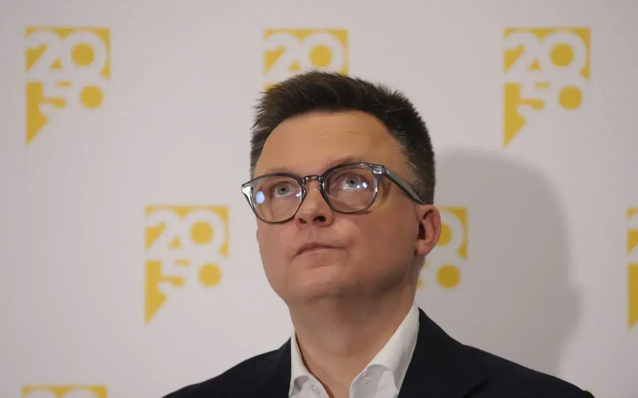 Mężczyzna w okularach patrzy w górę, zastanawiając się, dlaczego spada poparcie dla Polska 2050 w sondażach.